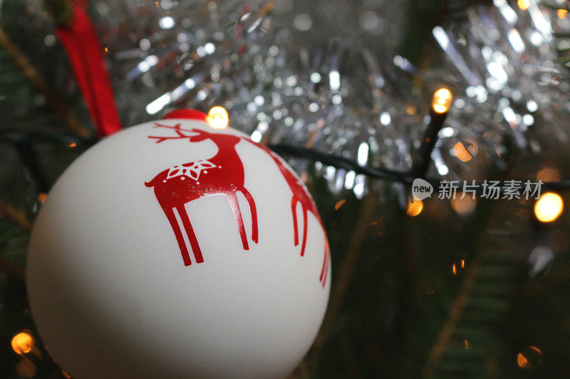 挪威云杉(Picea abies)覆盖着闪闪发光的星星滤光灯，白色的小玩意，金属丝，驯鹿，星星和季节性的圣诞冬季装饰品，真正的针掉下来，弄得一团糟